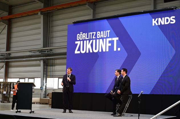 Ministerpräsident Michael Kretschmer; Florian Hohenwarter CEO KNDS Deutschland und Standortleiter Enrico Blocksdorf. Im Rahmen des Besuchs des Ministerpräsidenten wird ein Überblick über die Transformation des Standorts gegeben. Görlitz, 30.06.2026 *** Prime Minister Michael Kretschmer, Florian Hohenwarter, CEO of KNDS Germany, and Site Manager Enrico Blocksdorf. As part of the Prime Minister’s visit, an overview of the site’s transformation will be provided. Görlitz, June 30, 2026 Copyright: xMatthiasxWehnertx