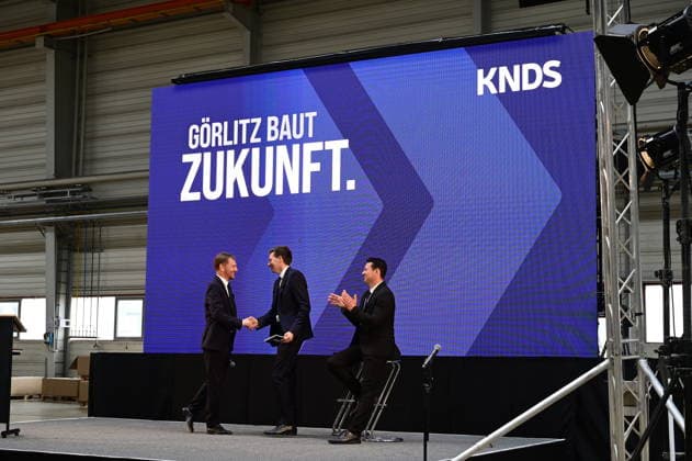 Ministerpräsident Michael Kretschmer; Florian Hohenwarter CEO KNDS Deutschland und Standortleiter Enrico Blocksdorf. Im Rahmen des Besuchs des Ministerpräsidenten wird ein Überblick über die Transformation des Standorts gegeben. Görlitz, 30.06.2026 *** Prime Minister Michael Kretschmer, Florian Hohenwarter, CEO of KNDS Germany, and Site Manager Enrico Blocksdorf. As part of the Prime Minister’s visit, an overview of the site’s transformation will be provided. Görlitz, June 30, 2026 Copyright: xMatthiasxWehnertx