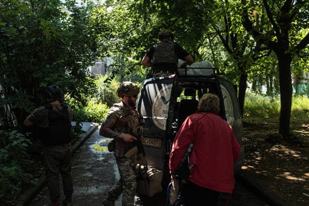 White Angels police unit evacuates civilians from Druzhkivka DRUZHKIVKA, UKRAINE - JUNE 30: ‘White Angels’ police unit evacuate civilians in Druzhkivka, Ukraine on June 30, 2026. Diego Herrera Carcedo Anadolu Druzhkivka Ukraine. Editorial use only. Please get in touch for any other usage.  Copyright: x2026xAnadoluxDiegoxHerreraxCarcedox