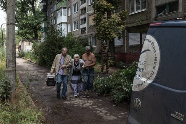 White Angels police unit evacuates civilians from Druzhkivka DRUZHKIVKA, UKRAINE - JUNE 30: ‘White Angels’ police unit evacuate civilians in Druzhkivka, Ukraine on June 30, 2026. Diego Herrera Carcedo Anadolu Druzhkivka Ukraine. Editorial use only. Please get in touch for any other usage.  Copyright: x2026xAnadoluxDiegoxHerreraxCarcedox