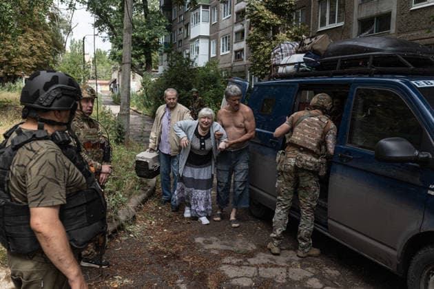 White Angels police unit evacuates civilians from Druzhkivka DRUZHKIVKA, UKRAINE - JUNE 30: ‘White Angels’ police unit evacuate civilians in Druzhkivka, Ukraine on June 30, 2026. Diego Herrera Carcedo Anadolu Druzhkivka Ukraine. Editorial use only. Please get in touch for any other usage.  Copyright: x2026xAnadoluxDiegoxHerreraxCarcedox