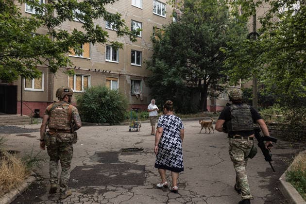 White Angels police unit evacuates civilians from Druzhkivka DRUZHKIVKA, UKRAINE - JUNE 30: ‘White Angels’ police unit evacuate civilians in Druzhkivka, Ukraine on June 30, 2026. Diego Herrera Carcedo Anadolu Druzhkivka Ukraine. Editorial use only. Please get in touch for any other usage.  Copyright: x2026xAnadoluxDiegoxHerreraxCarcedox