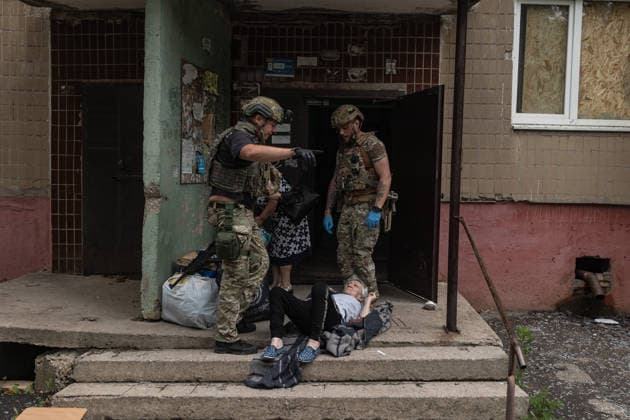 White Angels police unit evacuates civilians from Druzhkivka DRUZHKIVKA, UKRAINE - JUNE 30: ‘White Angels’ police unit evacuate civilians in Druzhkivka, Ukraine on June 30, 2026. Diego Herrera Carcedo Anadolu Druzhkivka Ukraine. Editorial use only. Please get in touch for any other usage.  Copyright: x2026xAnadoluxDiegoxHerreraxCarcedox