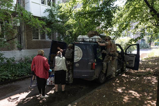 White Angels police unit evacuates civilians from Druzhkivka DRUZHKIVKA, UKRAINE - JUNE 30: ‘White Angels’ police unit evacuate civilians in Druzhkivka, Ukraine on June 30, 2026. Diego Herrera Carcedo Anadolu Druzhkivka Ukraine. Editorial use only. Please get in touch for any other usage.  Copyright: x2026xAnadoluxDiegoxHerreraxCarcedox