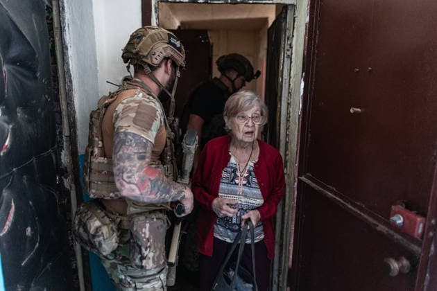 White Angels police unit evacuates civilians from Druzhkivka DRUZHKIVKA, UKRAINE - JUNE 30: ‘White Angels’ police unit evacuate civilians in Druzhkivka, Ukraine on June 30, 2026. Diego Herrera Carcedo Anadolu Druzhkivka Ukraine. Editorial use only. Please get in touch for any other usage.  Copyright: x2026xAnadoluxDiegoxHerreraxCarcedox