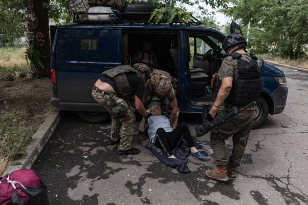 White Angels police unit evacuates civilians from Druzhkivka DRUZHKIVKA, UKRAINE - JUNE 30: ‘White Angels’ police unit evacuate civilians in Druzhkivka, Ukraine on June 30, 2026. Diego Herrera Carcedo Anadolu Druzhkivka Ukraine. Editorial use only. Please get in touch for any other usage.  Copyright: x2026xAnadoluxDiegoxHerreraxCarcedox