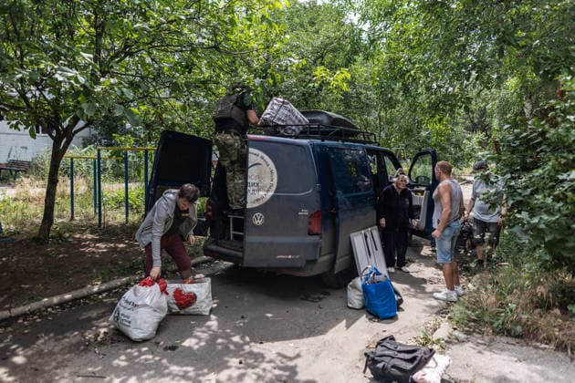White Angels police unit evacuates civilians from Druzhkivka DRUZHKIVKA, UKRAINE - JUNE 30: ‘White Angels’ police unit evacuate civilians in Druzhkivka, Ukraine on June 30, 2026. Diego Herrera Carcedo Anadolu Druzhkivka Ukraine. Editorial use only. Please get in touch for any other usage.  Copyright: x2026xAnadoluxDiegoxHerreraxCarcedox