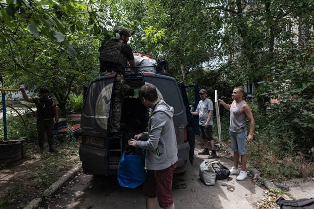 White Angels police unit evacuates civilians from Druzhkivka DRUZHKIVKA, UKRAINE - JUNE 30: ‘White Angels’ police unit evacuate civilians in Druzhkivka, Ukraine on June 30, 2026. Diego Herrera Carcedo Anadolu Druzhkivka Ukraine. Editorial use only. Please get in touch for any other usage.  Copyright: x2026xAnadoluxDiegoxHerreraxCarcedox