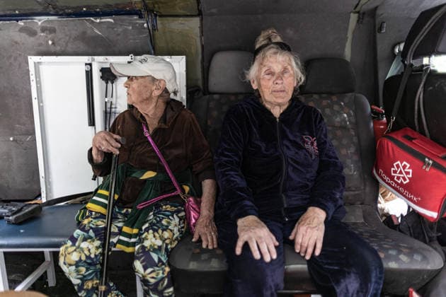 White Angels police unit evacuates civilians from Druzhkivka DRUZHKIVKA, UKRAINE - JUNE 30: ‘White Angels’ police unit evacuate civilians in Druzhkivka, Ukraine on June 30, 2026. Diego Herrera Carcedo Anadolu Druzhkivka Ukraine. Editorial use only. Please get in touch for any other usage.  Copyright: x2026xAnadoluxDiegoxHerreraxCarcedox