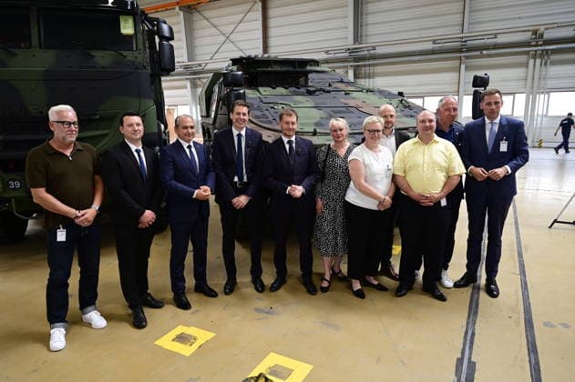 KNDS Werk Görlitz. Standortleiter Enrico Blocksdorf, Octavian Ursu, Florian Hohenwarter CEO KNDS Deutschland; Ministerpräsident Michael Kretschmer; Landrat Stephan Meyer, Florian Oest und Stadträte . Im Rahmen des Besuchs des Ministerpräsidenten wird ein Überblick über die Transformation des Standorts gegeben. Görlitz, 30.06.2026 *** Enrico Blocksdorf, Site Manager at KNDS Görlitz, Octavian Ursu, Florian Hohenwarter, CEO of KNDS Germany; Minister President Michael Kretschmer; District Administrator Stephan Meyer; Florian Oest; and city council members. As part of the Minister President’s visit, an overview of the site’s transformation will be provided. Görlitz, June 30, 2026 Copyright: xMatthiasxWehnertx