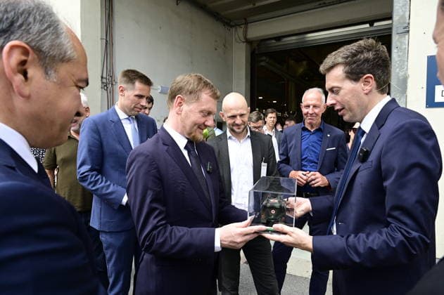 KDNS Werk Görlitz. Michael Kretschmer, Landrat Stephan Meyer und Florian Hohenwarter CEO KNDS Deutschland. Im Rahmen des Besuchs des Ministerpräsidenten wird ein Überblick über die Transformation des Standorts gegeben. Görlitz, 30.06.2026 *** KDNS Görlitz Plant: Michael Kretschmer, District Administrator Stephan Meyer, and Florian Hohenwarter, CEO of KDNS Germany. As part of the Minister President’s visit, an overview of the site’s transformation will be provided. Görlitz, June 30, 2026 Copyright: xMatthiasxWehnertx