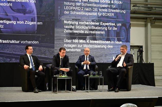 KDNS Werk Görlitz. Standortleiter Enrico Blocksdorf, Florian Hohenwarter CEO KNDS Deutschland, Octavian Ursu und Axel Kempfle. Im Rahmen des Besuchs des Ministerpräsidenten wird ein Überblick über die Transformation des Standorts gegeben. Görlitz, 30.06.2026 *** Enrico Blocksdorf, Site Manager at the KDNS Görlitz plant; Florian Hohenwarter, CEO of KDNS Germany; Octavian Ursu; and Axel Kempfle. As part of the Minister President’s visit, an overview of the site’s transformation will be provided. Görlitz, June 30, 2026 Copyright: xMatthiasxWehnertx