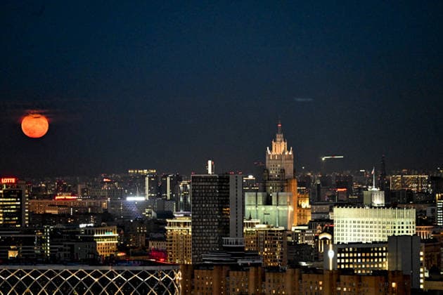 Full Moon in Moscow MOSCOW, RUSSIA - JUNE 30: A large, reddish full moon glows in the night sky over the illuminated cityscape and historic skyscrapers of Moscow, Russia, on June 30, 2026. A full moon is viewed in Russia s capital city of Moscow. Sefa Karacan Anadolu Moscow Russia. Editorial use only. Please get in touch for any other usage.  Copyright: x2026xAnadoluxSefaxKaracanx