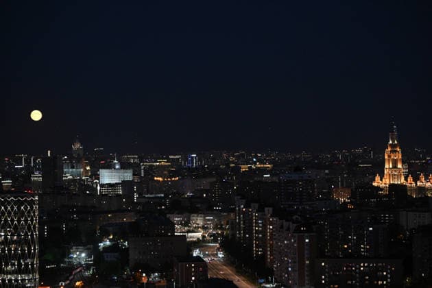 Full Moon in Moscow MOSCOW, RUSSIA - JUNE 30: Full moon glows in the night sky over the illuminated cityscape and historic skyscrapers of Moscow, Russia, on June 30, 2026. Sefa Karacan Anadolu Moscow Russia. Editorial use only. Please get in touch for any other usage.  Copyright: x2026xAnadoluxSefaxKaracanx