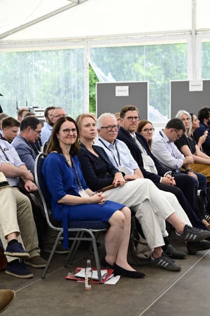 Staatssekretärin Prof. Dr. Heike Graßmann, Günther Hasinger und Benedikt Hummel bei der Netzwerkveranstaltung Das DZA ein neuer Akteur in der sächsischen Forschungslandschaft des Deutschen Zentrums für Astrophysik im Kahlbaum-Areal. Görlitz, 30.06.2026 *** State Secretary Prof. Dr. Heike Graßmann, Günther Hasinger, and Benedikt Hummel at the networking event The DZA: A New Player in Saxony’s Research Landscape, hosted by the German Center for Astrophysics at the Kahlbaum Areal in Görlitz, June 30, 2026 Copyright: xMatthiasxWehnertx