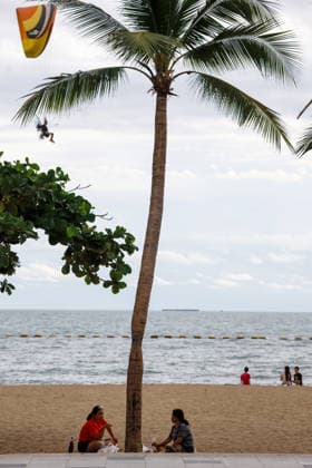 THAILAND SUITCASE MURDER, A powered paragliding lands as tourists sit at sunset on the beach of Jomtien, south of Pattaya, Thailand, Tuesday, June 30, 2026. Australian man Simon Peter Carman has been charged with murder in Thailand after the body of a teenage girl was found stuffed in a suitcase by railroad tracks. ( NO ARCHIVING Pattaya Chon Buri Province Thailand Pattaya  Copyright: xDarioxPignatellix 20260701168486359084