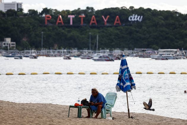 THAILAND SUITCASE MURDER, A tourist sits on the beach of Pattaya, Thailand, Tuesday, June 30, 2026. Australian man Simon Peter Carman has been charged with murder in Thailand after the body of a teenage girl was found stuffed in a suitcase by railroad tracks. ( NO ARCHIVING Pattaya Chon Buri Province Thailand Pattaya  Copyright: xDarioxPignatellix 20260701190143734780