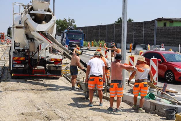 Hitzewelle arbeiten bei extremer Hitze Wien, Hausfeld, 30 06 2026 Arbeiten im Freien - Hitzeschutz - Hitzewarnstufe *** Heat Wave: Working in Extreme Heat—Vienna, Hausfeld, June 30, 2026; Outdoor Work; Heat Protection; Heat Alert Level 