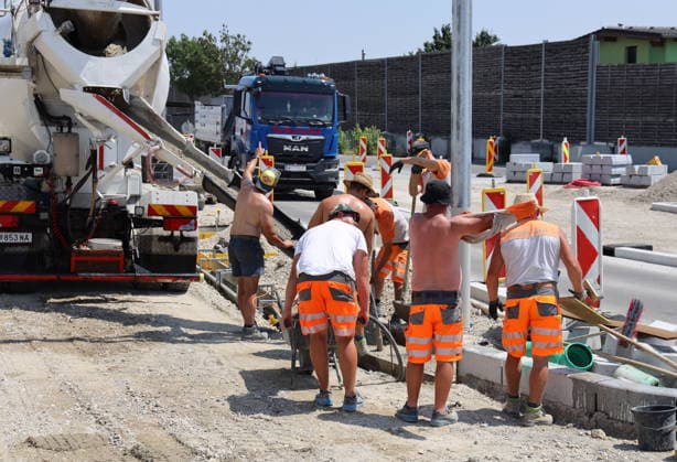 Hitzewelle arbeiten bei extremer Hitze Wien, Hausfeld, 30 06 2026 Arbeiten im Freien - Hitzeschutz - Hitzewarnstufe *** Heat Wave: Working in Extreme Heat—Vienna, Hausfeld, June 30, 2026; Outdoor Work; Heat Protection; Heat Alert Level 