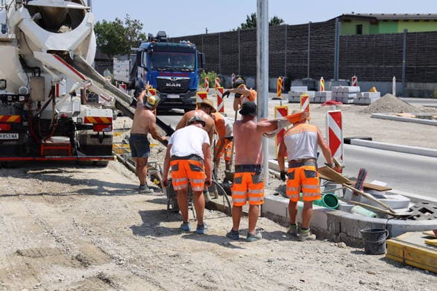 Hitzewelle arbeiten bei extremer Hitze Wien, Hausfeld, 30 06 2026 Arbeiten im Freien - Hitzeschutz - Hitzewarnstufe *** Heat Wave: Working in Extreme Heat—Vienna, Hausfeld, June 30, 2026; Outdoor Work; Heat Protection; Heat Alert Level 