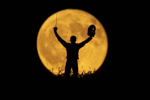 Full moon in northern Iraq ERBIL, IRAQ - JUNE 30: Silhouettes of fencing athletes practicing outdoors under a bright full moon at dusk are seen in Erbil, Iraq on June 30, 2026. Ahsan Mohammed Ahmed Ahmed Anadolu Erbil Iraq. Editorial use only. Please get in touch for any other usage.  Copyright: x2026xAnadoluxAhsanxMohammedxAhmedxAhmedx