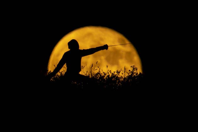 Full moon in northern Iraq ERBIL, IRAQ - JUNE 30: Silhouettes of fencing athletes practicing outdoors under a bright full moon at dusk are seen in Erbil, Iraq on June 30, 2026. Ahsan Mohammed Ahmed Ahmed Anadolu Erbil Iraq. Editorial use only. Please get in touch for any other usage.  Copyright: x2026xAnadoluxAhsanxMohammedxAhmedxAhmedx