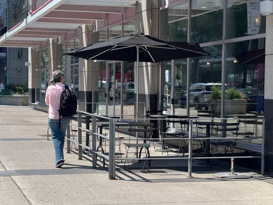 Heatwave In Toronto, Canada A woman walks past an empty outdoor restaurant patio during a heatwave in Toronto, Ontario, Canada, on June 30, 2026. Southern Ontario experiences an extended heatwave, with temperatures potentially reaching 45 C on the humidex. The City of Toronto has issued an orange heat warning. The high temperatures are expected to persist for several days and will be accompanied by a very high UV index. Toronto Ontario Canada  Copyright: xCreativexTouchxImagingxLtdx originalFilename: friedman-heatwave260630_npBCX.jpg