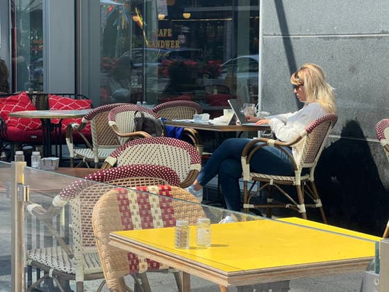 Heatwave In Toronto, Canada A woman uses a laptop at an outdoor restaurant patio during a heatwave in Toronto, Ontario, Canada, on June 30, 2026. Southern Ontario is experiencing an extended heatwave, with temperatures potentially reaching 45 C on the humidex. The City of Toronto has issued an orange heat warning. The high temperatures are expected to persist for several days and will be accompanied by a very high UV index. Toronto Ontario Canada  Copyright: xCreativexTouchxImagingxLtdx originalFilename: friedman-heatwave260630_npE1N.jpg