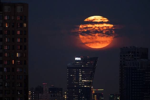 Russia Full Moon 9198151 30.06.2026 The summer s first full Moon, known as the Strawberry Moon, rises in the sky in Moscow, Russia. Maksim Blinov Sputnik Moscow Russia  Copyright: xMaksimxBlinovx