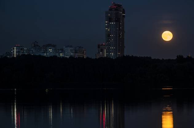 Russia Full Moon 9198157 30.06.2026 The summer s first full Moon, known as the Strawberry Moon, rises in the sky in Moscow, Russia. Vladimir Astapkovich Sputnik Moscow Russia  Copyright: xVladimirxAstapkovichx