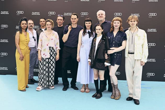 Sithembile Menck, Konstantin Lindhorst, Max Hemmersdorfer, Sarina Radomski, Peter Fieseler, Fabian Hinrichs, Kim Riedle, Mariella Aumann, Dustin Loose, Sarah Bauerett und Philip Günsch bei der Premiere des ARD-Films Chamäleon auf dem 43. Filmfest München 2026 in der Hochschule für Fernsehen und Film. München, 30.06.2026 *** Sithembile Menck, Konstantin Lindhorst, Max Hemmersdorfer, Sarina Radomski, Peter Fieseler, Fabian Hinrichs, Kim Riedle, Mariella Aumann, Dustin Loose, Sarah Bauerett, and Philip Günsch at the premiere of the ARD film *Chamäleon* at the 43rd Munich Film Festival 2026 at the University of Television and Film Munich, June 30, 2026 Foto:xB.xGillmannx xFuturexImagex chamaeleon_6605