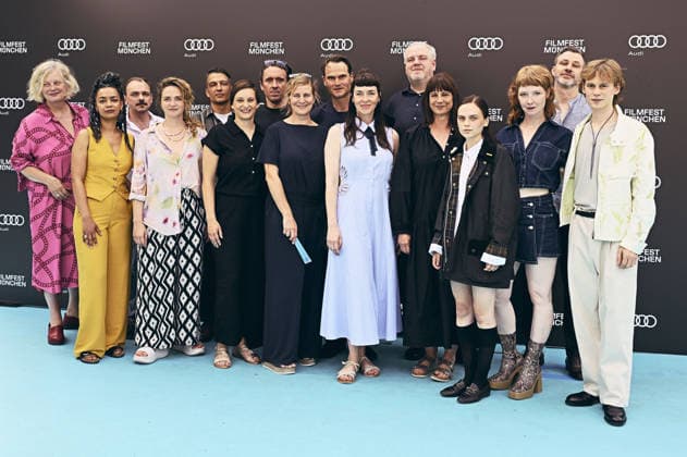 Sithembile Menck, Konstantin Lindhorst, Max Hemmersdorfer, Sarina Radomski, Peter Fieseler, Fabian Hinrichs, Kim Riedle, Mariella Aumann, Dustin Loose, Sarah Bauerett, und Philip Günsch mit Cast und Team bei der Premiere des ARD-Films Chamäleon auf dem 43. Filmfest München 2026 in der Hochschule für Fernsehen und Film. München, 30.06.2026 *** Sithembile Menck, Konstantin Lindhorst, Max Hemmersdorfer, Sarina Radomski, Peter Fieseler, Fabian Hinrichs, Kim Riedle, Mariella Aumann, Dustin Loose, Sarah Bauerett, and Philip Günsch with the cast and crew at the premiere of the ARD film *Chamäleon* at the 43rd Munich Film Festival 2026 at the University of Television and Film Munich, June 30, 2026 Foto:xB.xGillmannx xFuturexImagex chamaeleon_6603