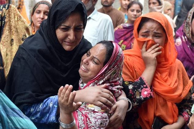 14 Children Killed In Lahore Tuition Center Roof Collapse Relatives weep and console one another following the collapse of a tuition center roof in Lahore, Pakistan, on June 30, 2026. Lahore Pakistan  Copyright: xMurtazaxAlix originalFilename: ali-14childr260630_np7Hw.jpg