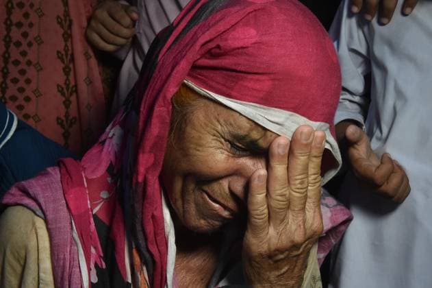 14 Children Killed In Lahore Tuition Center Roof Collapse Relatives weep and console one another following the collapse of a tuition center roof in Lahore, Pakistan, on June 30, 2026. Lahore Pakistan  Copyright: xMurtazaxAlix originalFilename: ali-14childr260630_npsD9.jpg