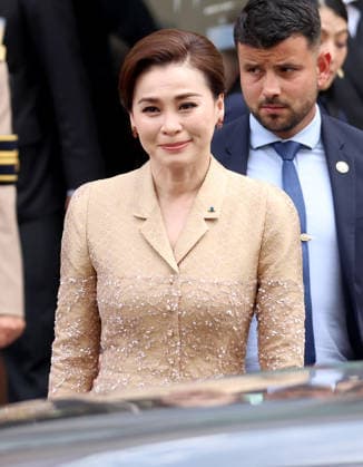 King Maha Vajiralongkorn and Queen Suthida of Thailand visiting the Museum of Decorative Arts in Paris King Maha Vajiralongkorn and Queen Suthida of Thailand visiting the Museum of Decorative Arts in Paris, France on June 30, 2026  Copyright: xDidierxFereyx