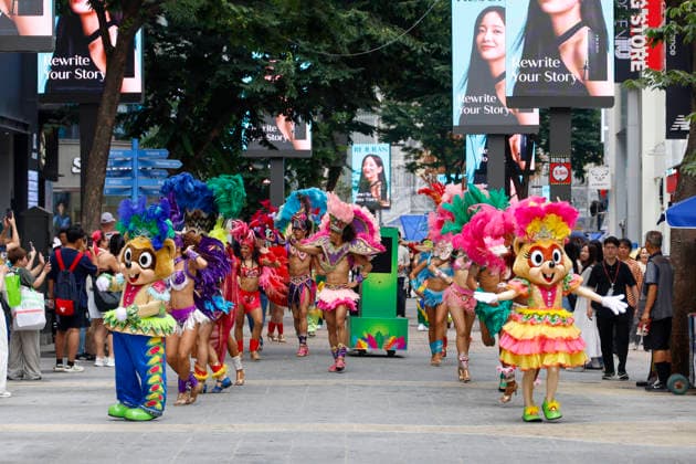 Dancers perform samba show summer festival in Seoul Dancers from Lotte World, a South Korean theme park, perform a samba show during a summer festival promotional event in the Myeongdong shopping district in Seoul, South Korea, on July 01, 2026. Seoul South Korea  Copyright: xMatrixxImagesx xJungxUi-Chelx