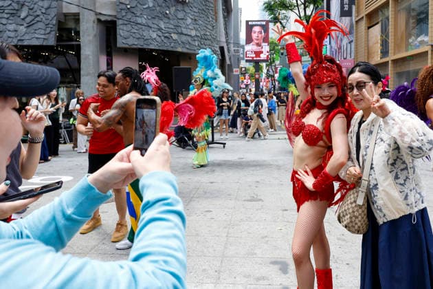 Dancers perform samba show summer festival in Seoul Dancers from Lotte World, a South Korean theme park, pose for photos with visitors after performing a samba show during a summer festival promotional event in the Myeongdong shopping district in Seoul, South Korea, on July 01, 2026. Seoul South Korea  Copyright: xMatrixxImagesx xJungxUi-Chelx