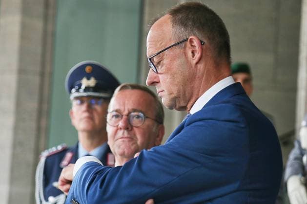 Berlin, Deutschland, 01.07.2026: Bundesverteidigungsministerium: Kabinettssitzung: Bundesminister der Verteidigung Boris Pistorius (SPD) und Bundeskanzler Friedrich Merz (CDU) warten auf den Nato-Generalsekretär, der Kanzler schaut auf die Uhr *** Berlin, Germany, July 1, 2026 Federal Ministry of Defense Cabinet meeting Federal Minister of Defense Boris Pistorius (SPD) and Federal Chancellor Friedrich Merz (CDU) are waiting for the NATO Secretary General; the chancellor glances at his watch Copyright: xdtsxNachrichtenagenturx dts_125794