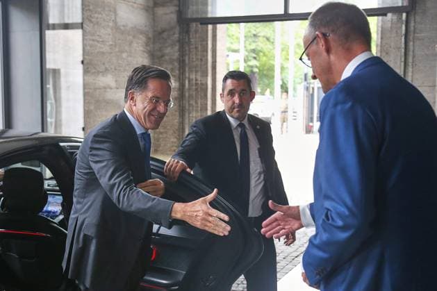 Berlin, Deutschland, 01.07.2026: Bundesverteidigungsministerium: Kabinettssitzung: Nato-Generalsekretär Mark Rutte nimmt als Gast teil und wird von Bundeskanzler Friedrich Merz (CDU) begrüßt *** Berlin, Germany, July 1, 2026 Federal Ministry of Defense Cabinet Meeting NATO Secretary General Mark Rutte attends as a guest and is welcomed by Federal Chancellor Friedrich Merz (CDU) Copyright: xdtsxNachrichtenagenturx dts_125796