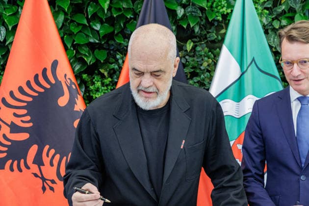 01.07.2026. Düsseldorf. NRW-Ministerpräsident Hendrik Wüst (r) empfängt den Ministerpräsidenten der Republik Albanien Edi Rama (vorne) in der Staatskanzlei des Landes Nordrhein-Westfalen. Düsseldorf Staatskanzlei Nordrhein-Westfalen Deutschland *** July 1, 2026, Düsseldorf, North Rhine-Westphalia: Minister President Hendrik Wüst welcomes Edi Rama, Minister President of the Republic of Albania, at the State Chancellery of North Rhine-Westphalia in Düsseldorf, State Chancellery of North Rhine-Westphalia, Germany