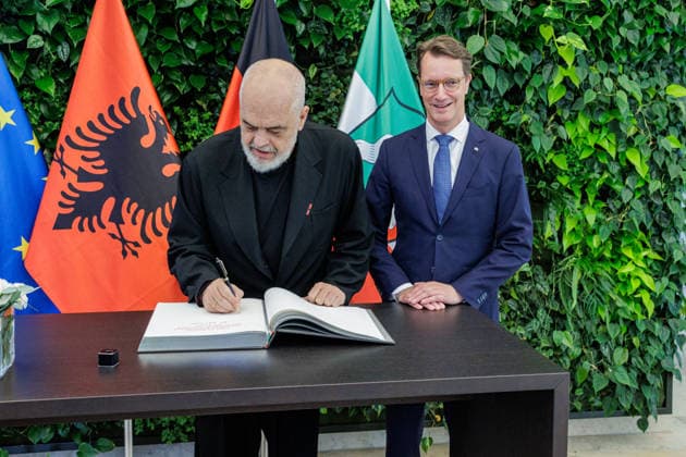 01.07.2026. Düsseldorf. NRW-Ministerpräsident Hendrik Wüst (r) empfängt den Ministerpräsidenten der Republik Albanien Edi Rama (l) in der Staatskanzlei des Landes Nordrhein-Westfalen. Düsseldorf Staatskanzlei Nordrhein-Westfalen Deutschland *** July 1, 2026, Düsseldorf, North Rhine-Westphalia: Minister President Hendrik Wüst (right) welcomes Edi Rama (left), Minister President of the Republic of Albania, at the State Chancellery of North Rhine-Westphalia in Düsseldorf, State Chancellery of North Rhine-Westphalia, Germany