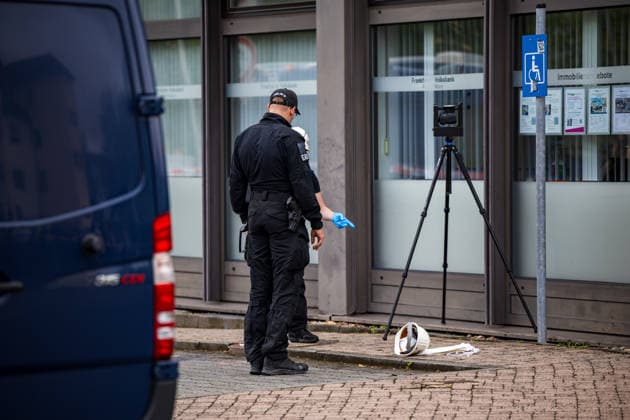 Geldautomat gesprengt Täter flüchten mit dunklem Audi Polizeihubschrauber im Einsatz Am 01.07.2026 sprengten Unbekannte gegen 4.25 Uhr einen Geldautomaten in einer Bankfiliale in der Frankfurter Straße in Nieder-Roden, Rodgau. Die Täter flüchteten anschließend mit einem dunklen Auto, mutmaßlich einem Audi. Anwohner hatten einen lauten Knall gehört und die Polizei informiert, mindestens zwei Personen waren mit Taschenlampen in der Bankfiliale unterwegs. Bei der Fahndung nach den Tätern war auch der Polizeihubschrauber im Einsatz. Erbeutete Geldsumme und Sachschaden waren zum Zeitpunkt der Berichterstattung noch nicht bekannt. Rodgau Nieder-Roden Hessen Deutschland *** ATM Blown Up; Suspects Flee in Dark Audi; Police Helicopt