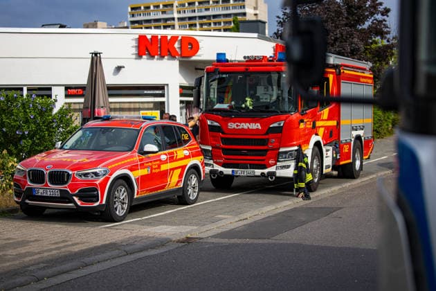 Geldautomat gesprengt Täter flüchten mit dunklem Audi Polizeihubschrauber im Einsatz Am 01.07.2026 sprengten Unbekannte gegen 4.25 Uhr einen Geldautomaten in einer Bankfiliale in der Frankfurter Straße in Nieder-Roden, Rodgau. Die Täter flüchteten anschließend mit einem dunklen Auto, mutmaßlich einem Audi. Anwohner hatten einen lauten Knall gehört und die Polizei informiert, mindestens zwei Personen waren mit Taschenlampen in der Bankfiliale unterwegs. Bei der Fahndung nach den Tätern war auch der Polizeihubschrauber im Einsatz. Erbeutete Geldsumme und Sachschaden waren zum Zeitpunkt der Berichterstattung noch nicht bekannt. Rodgau Nieder-Roden Hessen Deutschland *** ATM Blown Up; Suspects Flee in Dark Audi; Police Helicopt
