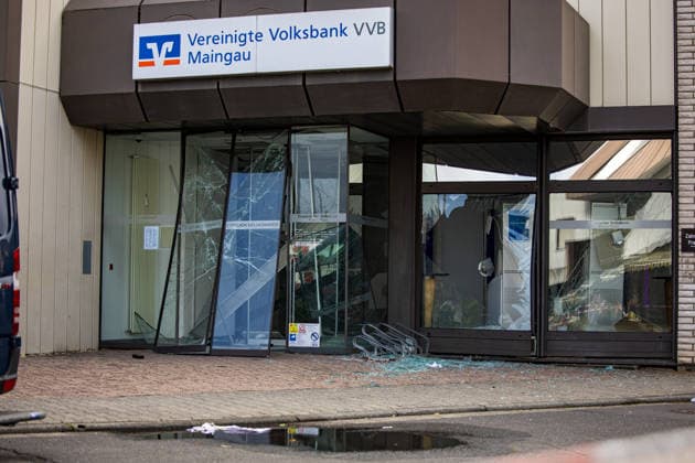 Geldautomat gesprengt Täter flüchten mit dunklem Audi Polizeihubschrauber im Einsatz Am 01.07.2026 sprengten Unbekannte gegen 4.25 Uhr einen Geldautomaten in einer Bankfiliale in der Frankfurter Straße in Nieder-Roden, Rodgau. Die Täter flüchteten anschließend mit einem dunklen Auto, mutmaßlich einem Audi. Anwohner hatten einen lauten Knall gehört und die Polizei informiert, mindestens zwei Personen waren mit Taschenlampen in der Bankfiliale unterwegs. Bei der Fahndung nach den Tätern war auch der Polizeihubschrauber im Einsatz. Erbeutete Geldsumme und Sachschaden waren zum Zeitpunkt der Berichterstattung noch nicht bekannt. Rodgau Nieder-Roden Hessen Deutschland *** ATM Blown Up; Suspects Flee in Dark Audi; Police Helicopt