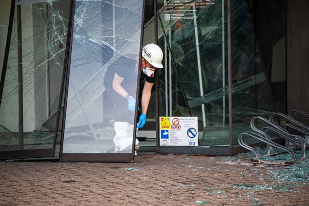 Geldautomat gesprengt Täter flüchten mit dunklem Audi Polizeihubschrauber im Einsatz Am 01.07.2026 sprengten Unbekannte gegen 4.25 Uhr einen Geldautomaten in einer Bankfiliale in der Frankfurter Straße in Nieder-Roden, Rodgau. Die Täter flüchteten anschließend mit einem dunklen Auto, mutmaßlich einem Audi. Anwohner hatten einen lauten Knall gehört und die Polizei informiert, mindestens zwei Personen waren mit Taschenlampen in der Bankfiliale unterwegs. Bei der Fahndung nach den Tätern war auch der Polizeihubschrauber im Einsatz. Erbeutete Geldsumme und Sachschaden waren zum Zeitpunkt der Berichterstattung noch nicht bekannt. Rodgau Nieder-Roden Hessen Deutschland *** ATM Blown Up; Suspects Flee in Dark Audi; Police Helicopt
