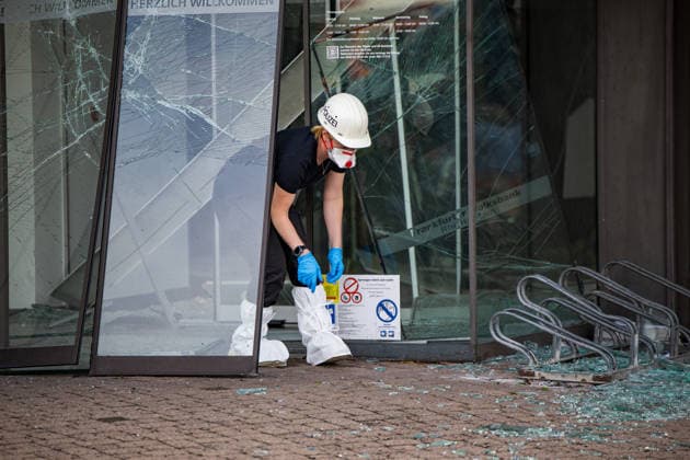Geldautomat gesprengt Täter flüchten mit dunklem Audi Polizeihubschrauber im Einsatz Am 01.07.2026 sprengten Unbekannte gegen 4.25 Uhr einen Geldautomaten in einer Bankfiliale in der Frankfurter Straße in Nieder-Roden, Rodgau. Die Täter flüchteten anschließend mit einem dunklen Auto, mutmaßlich einem Audi. Anwohner hatten einen lauten Knall gehört und die Polizei informiert, mindestens zwei Personen waren mit Taschenlampen in der Bankfiliale unterwegs. Bei der Fahndung nach den Tätern war auch der Polizeihubschrauber im Einsatz. Erbeutete Geldsumme und Sachschaden waren zum Zeitpunkt der Berichterstattung noch nicht bekannt. Rodgau Nieder-Roden Hessen Deutschland *** ATM Blown Up; Suspects Flee in Dark Audi; Police Helicopt