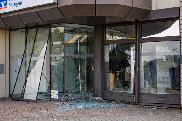 Geldautomat gesprengt Täter flüchten mit dunklem Audi Polizeihubschrauber im Einsatz Am 01.07.2026 sprengten Unbekannte gegen 4.25 Uhr einen Geldautomaten in einer Bankfiliale in der Frankfurter Straße in Nieder-Roden, Rodgau. Die Täter flüchteten anschließend mit einem dunklen Auto, mutmaßlich einem Audi. Anwohner hatten einen lauten Knall gehört und die Polizei informiert, mindestens zwei Personen waren mit Taschenlampen in der Bankfiliale unterwegs. Bei der Fahndung nach den Tätern war auch der Polizeihubschrauber im Einsatz. Erbeutete Geldsumme und Sachschaden waren zum Zeitpunkt der Berichterstattung noch nicht bekannt. Rodgau Nieder-Roden Hessen Deutschland *** ATM Blown Up; Suspects Flee in Dark Audi; Police Helicopt