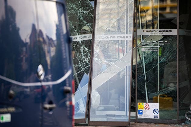 Geldautomat gesprengt Täter flüchten mit dunklem Audi Polizeihubschrauber im Einsatz Am 01.07.2026 sprengten Unbekannte gegen 4.25 Uhr einen Geldautomaten in einer Bankfiliale in der Frankfurter Straße in Nieder-Roden, Rodgau. Die Täter flüchteten anschließend mit einem dunklen Auto, mutmaßlich einem Audi. Anwohner hatten einen lauten Knall gehört und die Polizei informiert, mindestens zwei Personen waren mit Taschenlampen in der Bankfiliale unterwegs. Bei der Fahndung nach den Tätern war auch der Polizeihubschrauber im Einsatz. Erbeutete Geldsumme und Sachschaden waren zum Zeitpunkt der Berichterstattung noch nicht bekannt. Rodgau Nieder-Roden Hessen Deutschland *** ATM Blown Up; Suspects Flee in Dark Audi; Police Helicopt