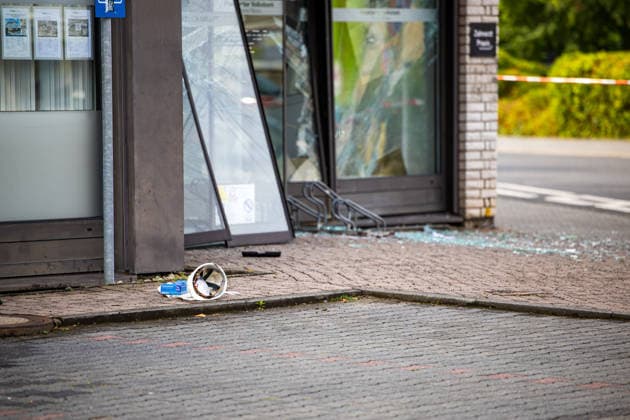 Geldautomat gesprengt Täter flüchten mit dunklem Audi Polizeihubschrauber im Einsatz Am 01.07.2026 sprengten Unbekannte gegen 4.25 Uhr einen Geldautomaten in einer Bankfiliale in der Frankfurter Straße in Nieder-Roden, Rodgau. Die Täter flüchteten anschließend mit einem dunklen Auto, mutmaßlich einem Audi. Anwohner hatten einen lauten Knall gehört und die Polizei informiert, mindestens zwei Personen waren mit Taschenlampen in der Bankfiliale unterwegs. Bei der Fahndung nach den Tätern war auch der Polizeihubschrauber im Einsatz. Erbeutete Geldsumme und Sachschaden waren zum Zeitpunkt der Berichterstattung noch nicht bekannt. Rodgau Nieder-Roden Hessen Deutschland *** ATM Blown Up; Suspects Flee in a Dark Audi; Police Helico
