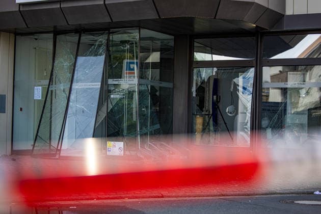 Geldautomat gesprengt Täter flüchten mit dunklem Audi Polizeihubschrauber im Einsatz Am 01.07.2026 sprengten Unbekannte gegen 4.25 Uhr einen Geldautomaten in einer Bankfiliale in der Frankfurter Straße in Nieder-Roden, Rodgau. Die Täter flüchteten anschließend mit einem dunklen Auto, mutmaßlich einem Audi. Anwohner hatten einen lauten Knall gehört und die Polizei informiert, mindestens zwei Personen waren mit Taschenlampen in der Bankfiliale unterwegs. Bei der Fahndung nach den Tätern war auch der Polizeihubschrauber im Einsatz. Erbeutete Geldsumme und Sachschaden waren zum Zeitpunkt der Berichterstattung noch nicht bekannt. Rodgau Nieder-Roden Hessen Deutschland *** ATM Blown Up; Suspects Flee in a Dark Audi; Police Helico